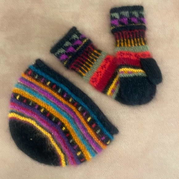 NWOT Newari Women’s Icelandic lined wool cap and mittens